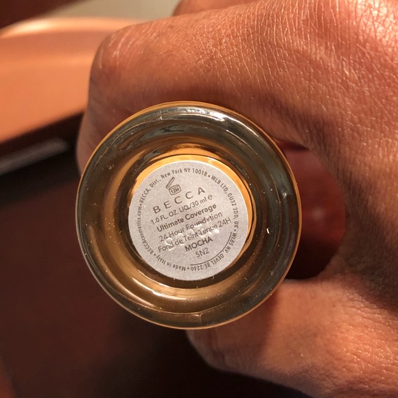 Becca Ultimate Coverage 24 Hr Foundation - Picture 3 of 5